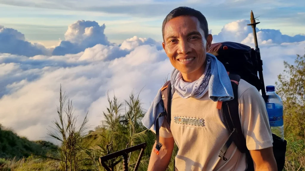Climbing Mount Rinjani Safely. An expert guide from Rinjani Dawn Adventures stands on Senaru Crater Rim